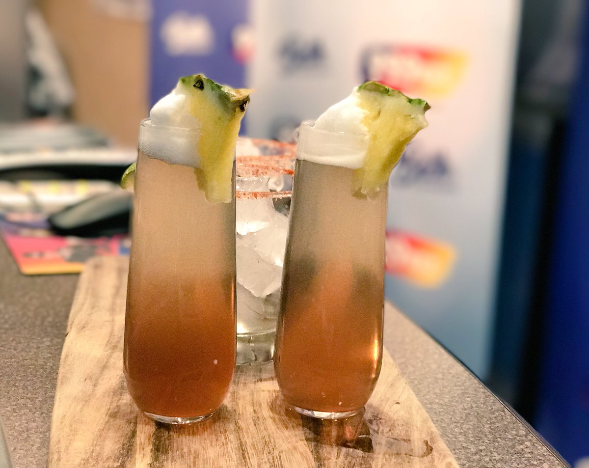 BethandFriends's tweet image. Time for cocktails 🙌 #Barguments on @999KEZ #BethandFriends #Arizona