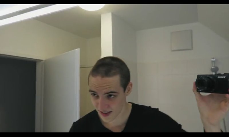 heyitsmevani's tweet photo. Ich glaub ich trauer mehr um @Venitroll 's Haare als er selbst😂😱😭 #RIPHaare https://t.co/9SCQRbELzw