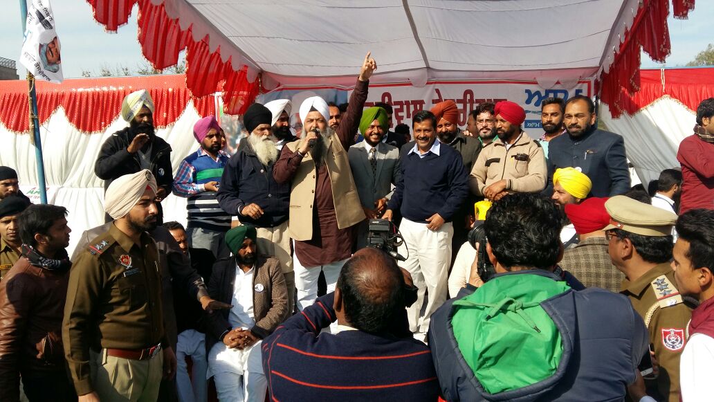 officialJarnail's tweet photo. आज हल्का लंबी मे हुई अरविन्द जी की नुक्कड़ जनसभाओं ने,
बादलो और कांग्रेसियो की नींद उड़ा दी। https://t.co/lZzFKCfkrT
