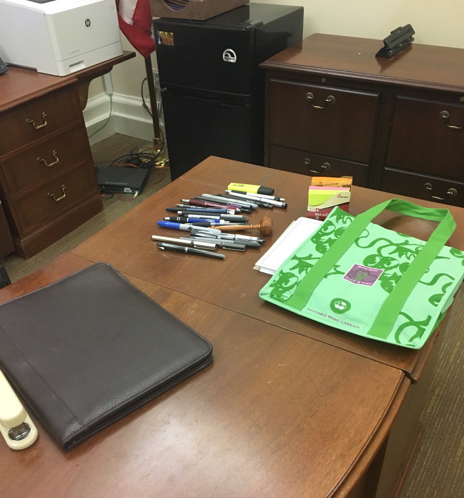 laurameckler's tweet photo. At the White House, Josh Earnest has left his successor lots of pens. https://t.co/czPOu0uxaj