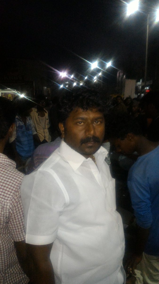 RMuthukumaraku1's tweet photo. ஜல்லிக்கட்டிர்கு ஆதரவாக திருப்பூரில் மாணவர்களுடன் தமிழன��க கலந்துகொண்டபோது https://t.co/K2Ig0Ah4Vl
