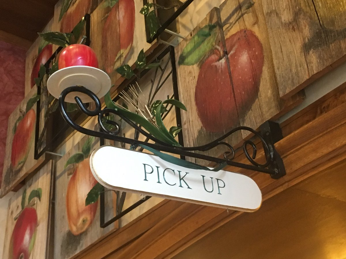 ApplePieBakery's tweet photo. This way please! #APBC #FOHFriday #Decor #signagelove https://t.co/l867rJUIKN