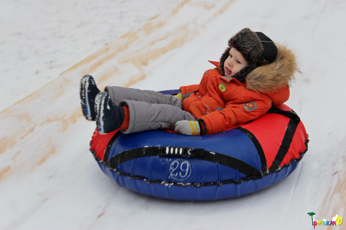 В Зимнем городке ледяная горка с прокатом "ватрушек" работает ежедневно с 10 до 20 часов ;)