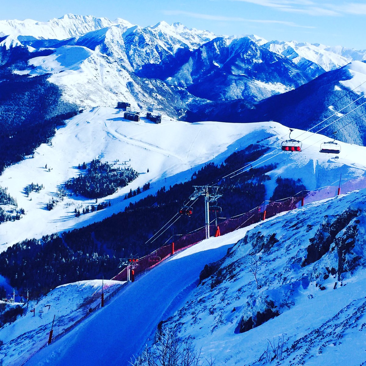 atchumsw's tweet photo. @Sofia_Essaidi  and @kessaidi une pensée pour vous, revenez vite dans les Pyrénées skier comme lors du Festival de Luchon 🎉 https://t.co/xtqCYgLwwB