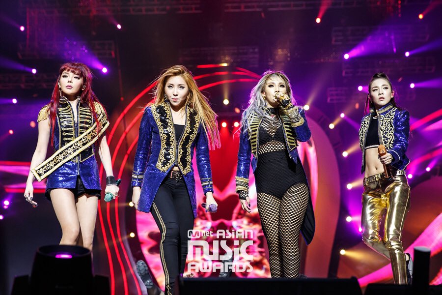 MAMA 2015 - Surprise stage of 2NE1 after a long hiatus. Everyone