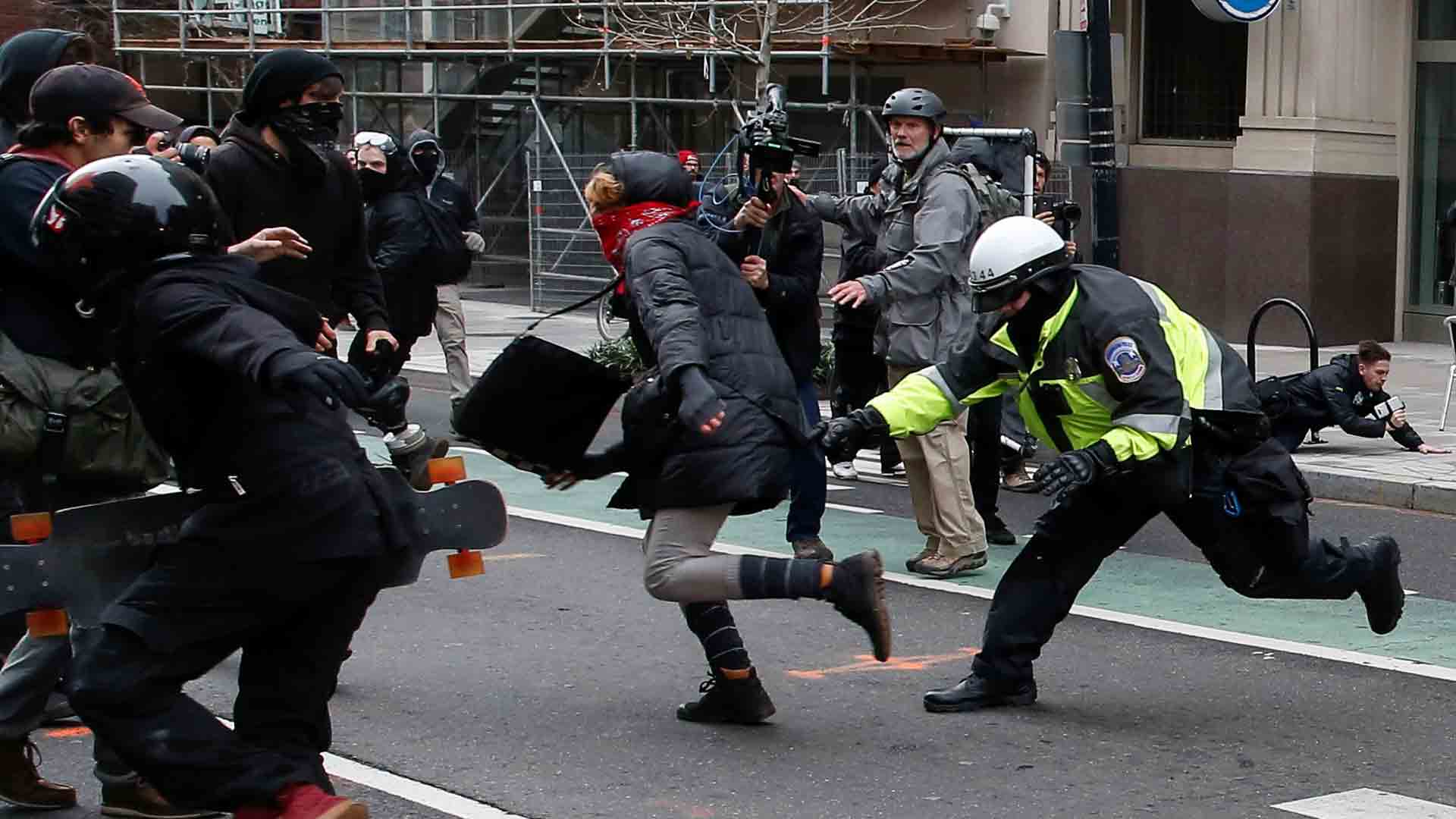 Митинги против Трампа в США: дым над Вашингтоном и столкновения Фото 4