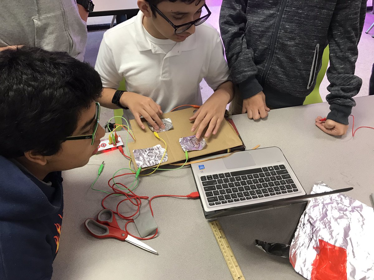 AdamsonHDMM's tweet photo. Cool time redesigning video game controllers today. #lastdayofthesemester #STEMis https://t.co/qQ4tvXG4mL