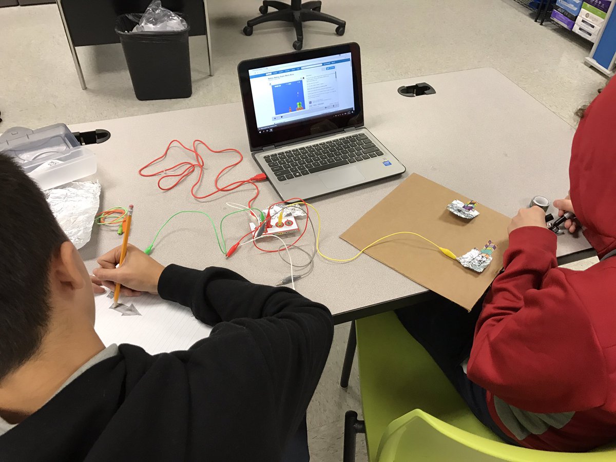 AdamsonHDMM's tweet photo. Cool time redesigning video game controllers today. #lastdayofthesemester #STEMis https://t.co/qQ4tvXG4mL
