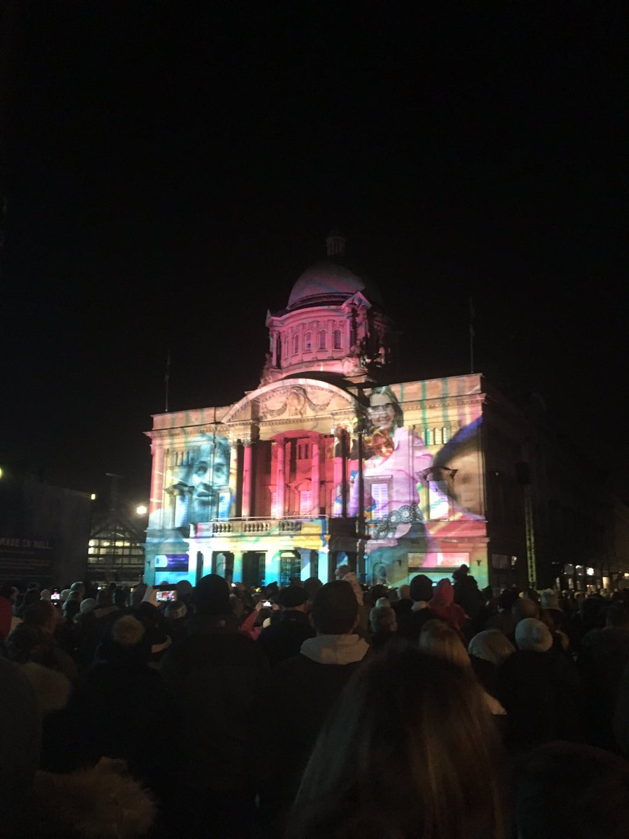 BattyJoinery's tweet photo. Light show at the town hall in Hull city centre 📍🇬🇧 #cityofculture2017 @BattyJoinery https://t.co/SsfMqa7ZDm