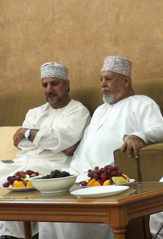 هذه الصورة الجميلة جمعتني بمعلمي الاول و معلم الأجيال في ولاية السويق الاستاذ الفاضل صالح بن عبيد الصالح  حفظه الله و اطال في عمره