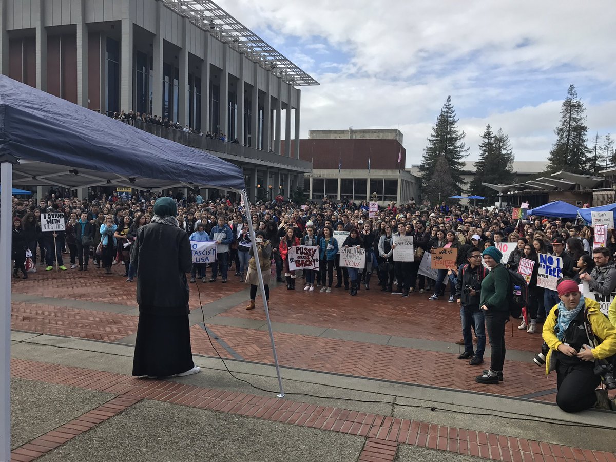 oaklanduprising's tweet photo. Huge rally at UC Berkeley to let Trump know students, staff, and faculty won't tolerate his fascist policies. #UCWalkout #DisruptJ20 #J20 https://t.co/CeeEoL8PLM