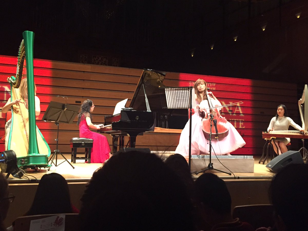 iseult5's tweet image. #UOBCNY energetic finale from these amazing ladies @UOBChina #memorableEvening #hellobrum