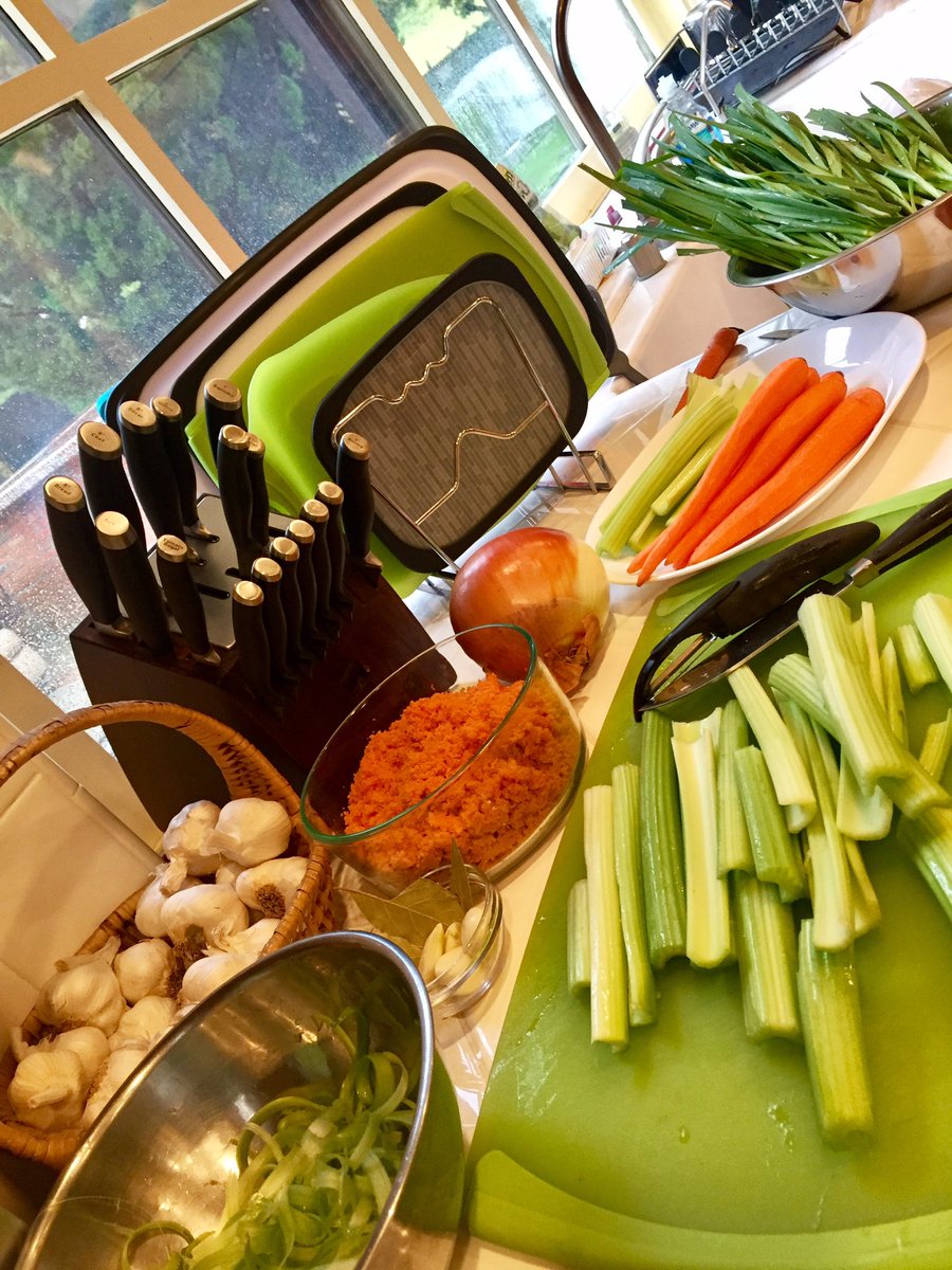 MingNa's tweet photo. On a chilly rainy Friday, I LOVE getting fierce in the kitchen!
Perfect day for homemade soup, don't you agree? #Mingmade https://t.co/ksuJtkrRXQ