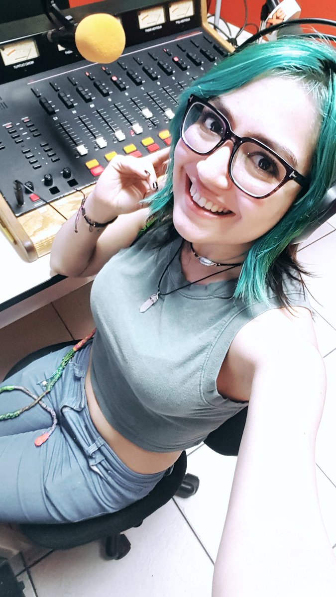 IreneIrony's tweet photo. Feliz viernes 🌻
Saludos desde la cabina de @exafmguatemala. #ElOmbligoEXA #Virenes https://t.co/Beot0xf5VG