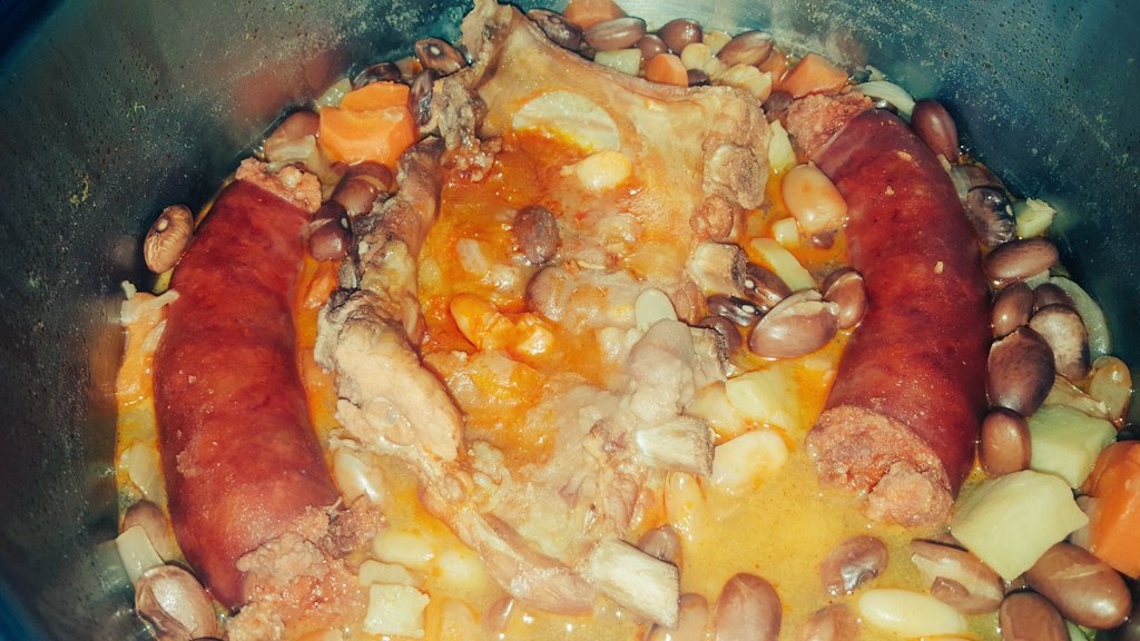 AlonsoHolguinFJ's tweet photo. #Lahorachachi380 Remedio casero contra frío. El cariño es ingrediente fundamental. #AlCerro mañana... @PolUni2 @UnionOficiales @pacocecilia https://t.co/j0prdjfMGr