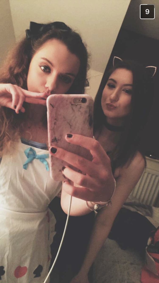 itsemmadavison's tweet photo. Such a good time👑👯 https://t.co/R8qDDXeWvG