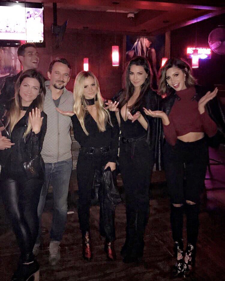LaceMorris's tweet photo. Caption this.. 😂🌹🤷🏻‍♀️ https://t.co/frbWg0OfUT