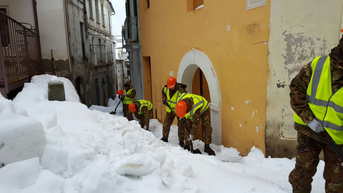 MinisteroDifesa's tweet photo. Sono circa 3.000 gli uomini e le donne e un migliaio i mezzi delle #Forzearmate schierati #h24 per emergenza #maltempo e #terremoto https://t.co/l8qkgZDfEh