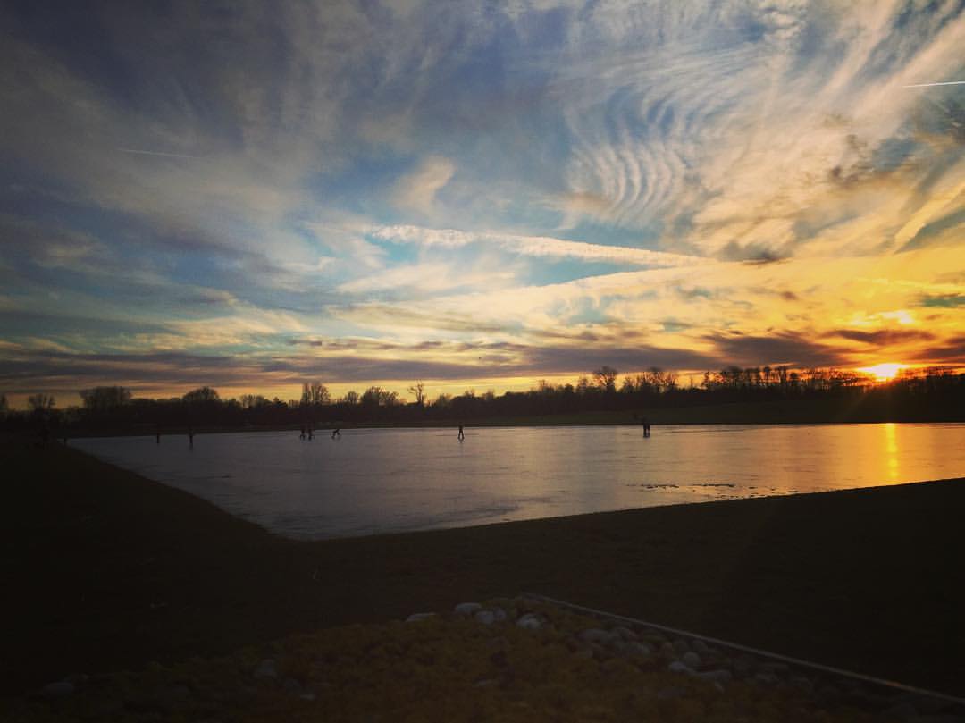 Vet! Er kan op natuurijs geschaatst worden in #Nieuwwest. Locatie Tuinen van West om de hoek bij <a href="/RijkvandeKeizer/">het Rijk van de Keizer</a> (foto)  #ijsbaan