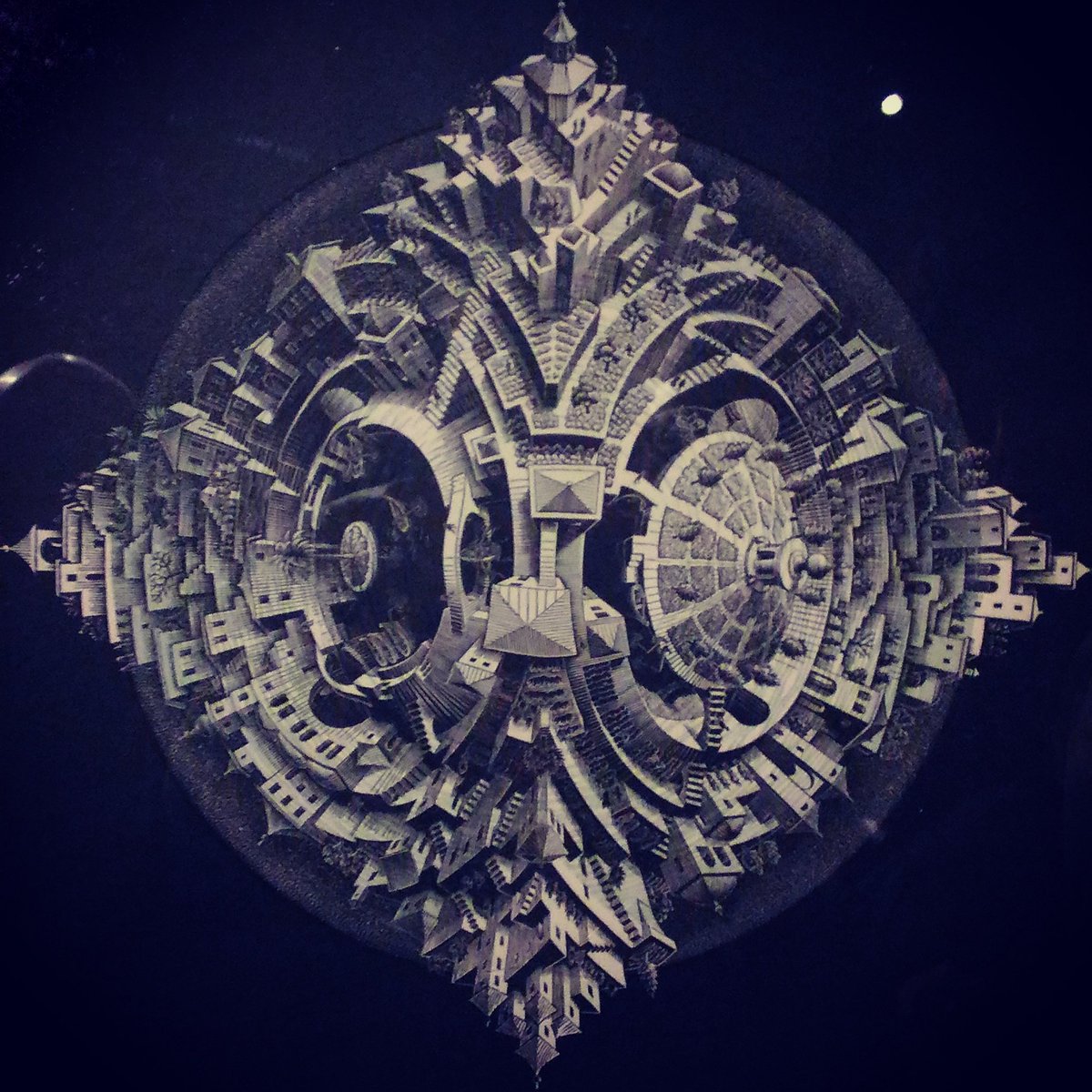 SavetheclockMi's tweet image. #PlanetoideTetraedrico #Escher #contrasti #lightanddark #blackandwhite #lighting #visioni #paesaggi #geometrie #arte #genialità #tecnica