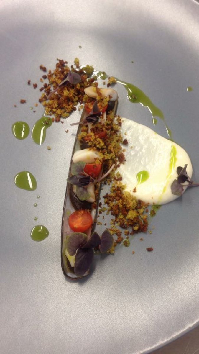 New bouche for tonight,

Razor clam, burnt apple puree, tomberries, fennel cream and rocket pesto bread crumb!