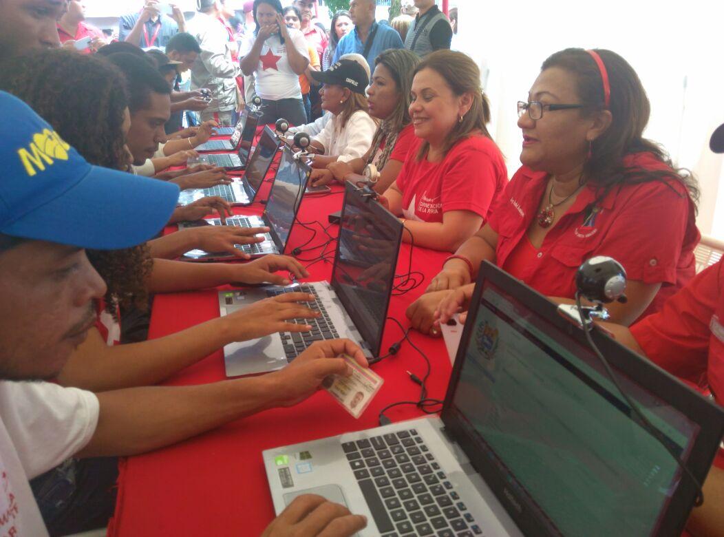 GMVVDelta's tweet photo. Inicio del proceso de carnetización de la patria en la plaza Bolívar de Tucupita https://t.co/qUGHdYDiOj
