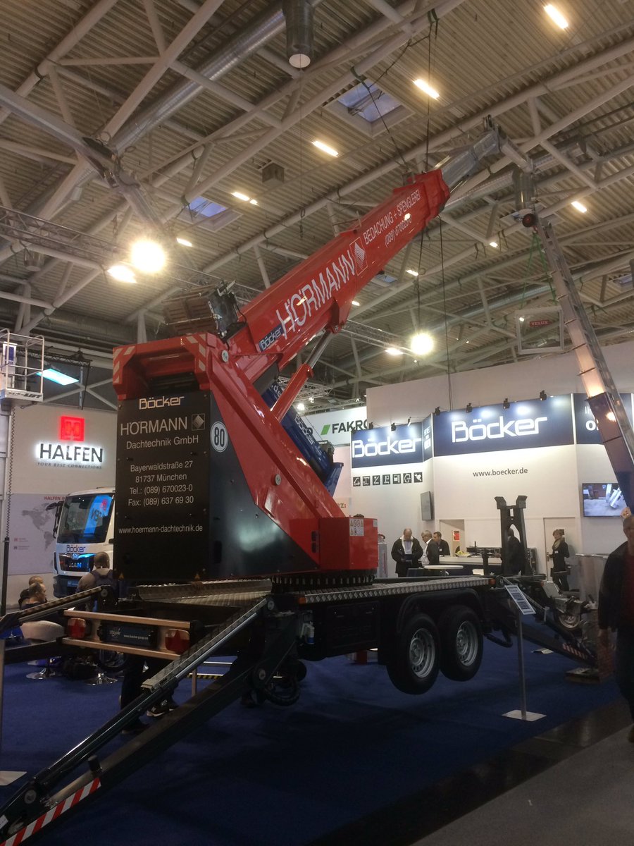 klarx_com's tweet photo. 2,4t in 36m Höhe. Und das ganze auf einem Anhängerfahrgestell. Wow, @böcker #bau17 https://t.co/hWPdGxoJVQ