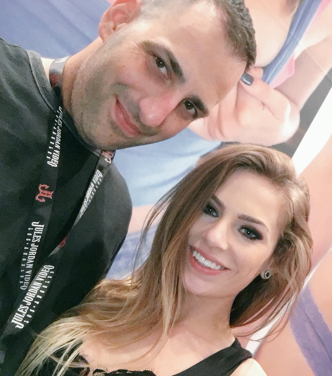 AlexanderAceXXX's tweet photo. How can you not love the smile of @sydneycolexxx ! We have to share some nachos again this year! ๐ค #startedtogether ..2 nd AVNs https://t.co/NhI6XVE8ye