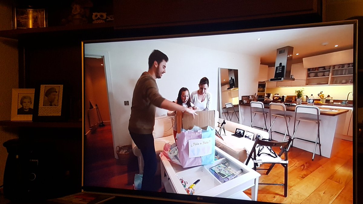 MelBeYourself's tweet photo. Viendo a la @fcarameluchi en TV de  43 pulgadas para ver el momento más esperado para ellos!! Niño o niña???  Que emocionante ha sido..  😢 https://t.co/VI70hqDUTa