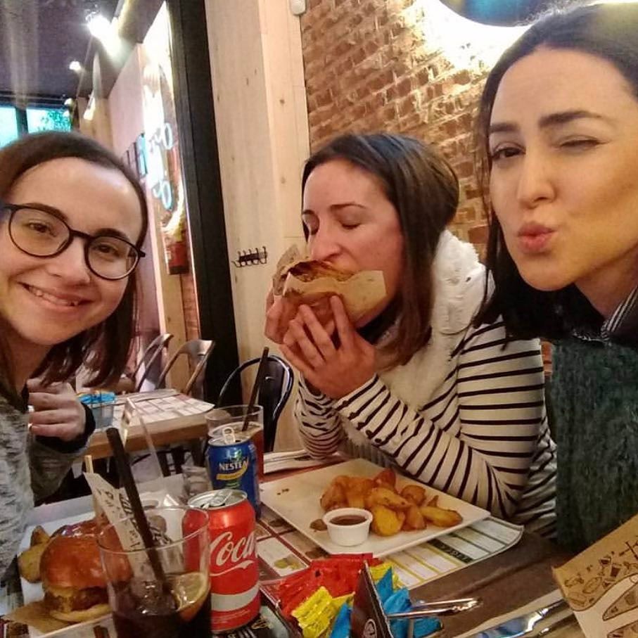 goiko's tweet photo. Ella sabe que no hay nada que te distraiga de tu #goikoburger 🍔💦🍔💦🍔, ella es de las nuestras, sabia, muy sabia. ---… https://t.co/zMkC1PT74P