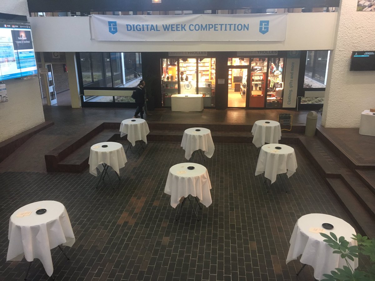 ESSEB_'s tweet image. Après l'annonce du vainqueur, l'@essec organise un cocktail pour les entreprises partenaires et les étudiants. #essec #esseb #essecDWC
