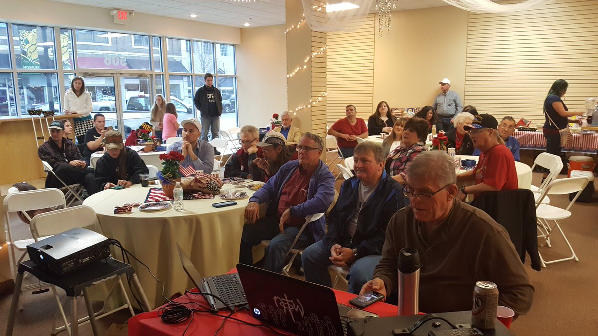 ChrisYaudas's tweet photo. Good crowd on hand for the #Joplin #Missouri #InaugurationDay2017 watch party. #LotsOfCheers https://t.co/Q0srK2p05E