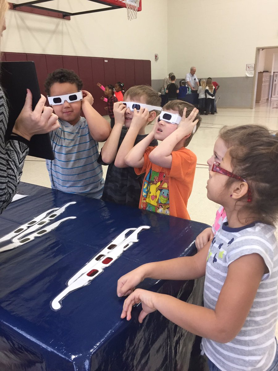 PWMrsD's tweet photo. Exploring! #acspresents #cosionwheels #cosi @PWMrsG @seuss_teacher https://t.co/EC1nKAvLGH