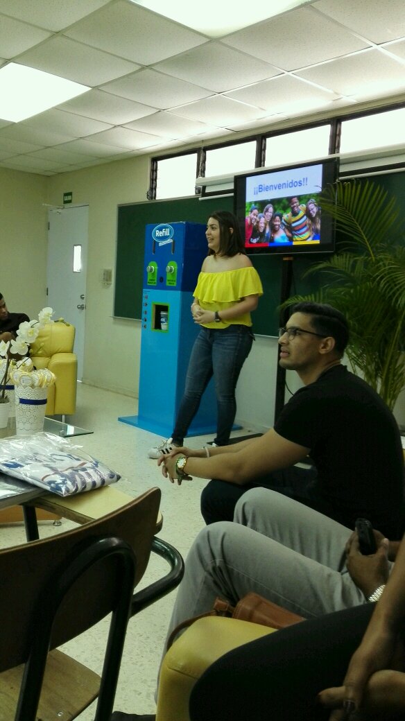 ADMPUCMM's tweet photo. Proyecto Refill, estudiantes Nuevos Negocios ADM. #openhouse2017#pucmm#admpucmm @rosyruizalc @cedeapucmm https://t.co/Fi5Ghb4njF