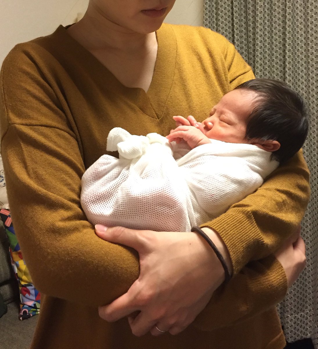 キョウコプロポーション 昨日は世田谷区へまるまる 育児個人レッスンで出張訪問 生後3週の赤ちゃん途中からおひなまきでずっと寝んね ママさん パパさん おばあちゃんも まるまる抱っこ のポイントを掴むのが速かったです ご家族でまるまる よいですね