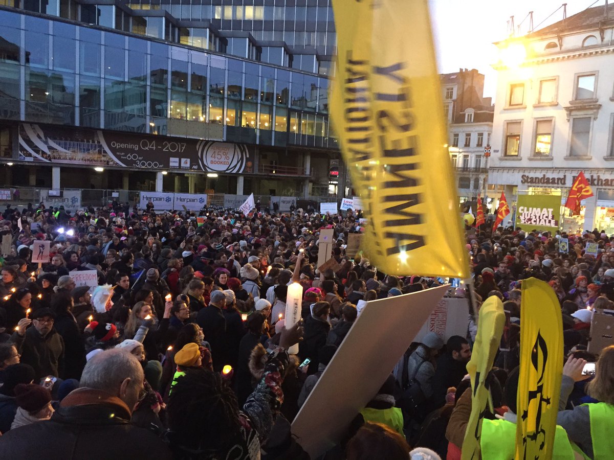 amnestybe's tweet photo. Beaucoup de monde à #Bruxelles pour célébrer les droits humains en ce jour d' #inaugurationDay : non aux discours de haine : #WatchTrump ! https://t.co/1AeyzvUOIq