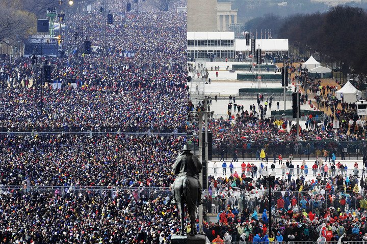 thedailybeast's tweet photo. Wow—2013 vs. 2017. #Inauguration https://t.co/7otKyD1R4J