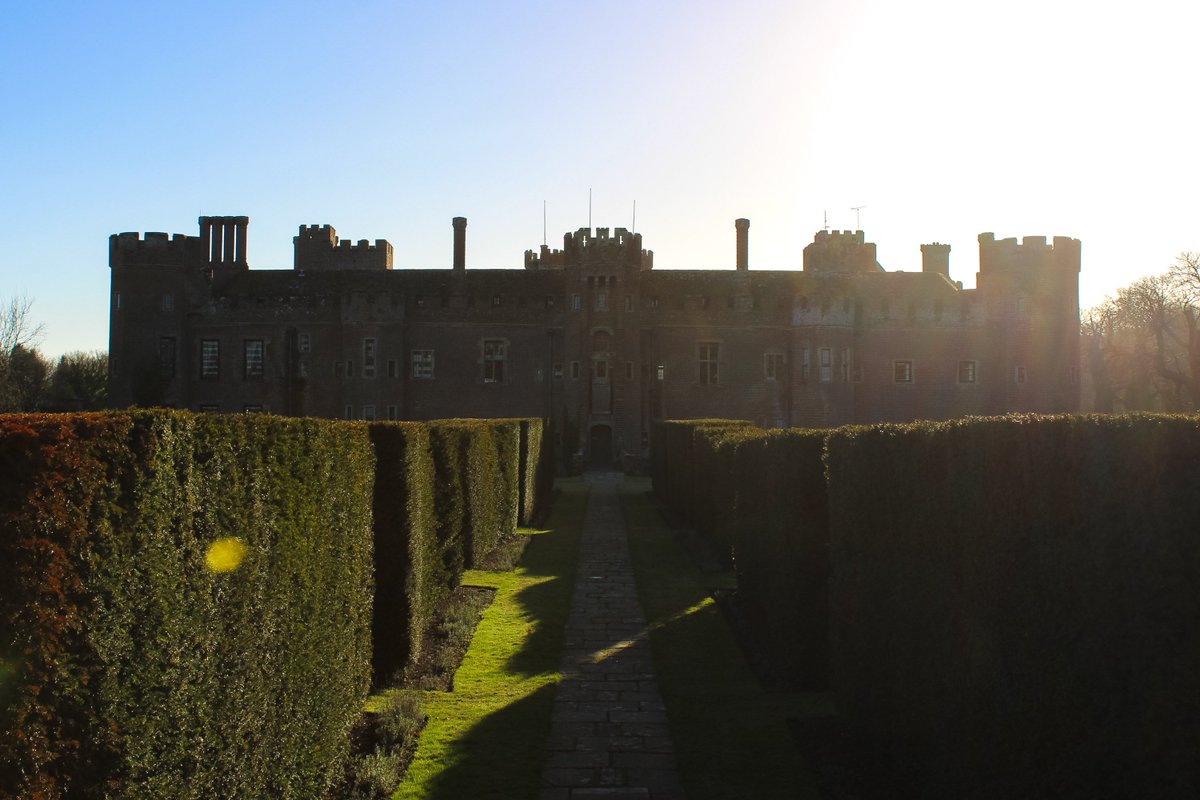 Here is a beautiful sunset from the castle to send you off on a good note to your weekend! #queensu