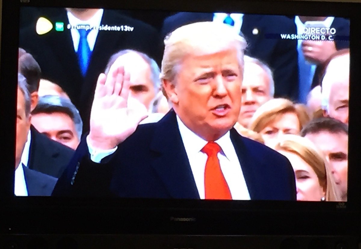 PlayYourWorld's tweet photo. I think I want to throw up right now 😷#PosesionTrump #trump https://t.co/oXMVT1iYQP