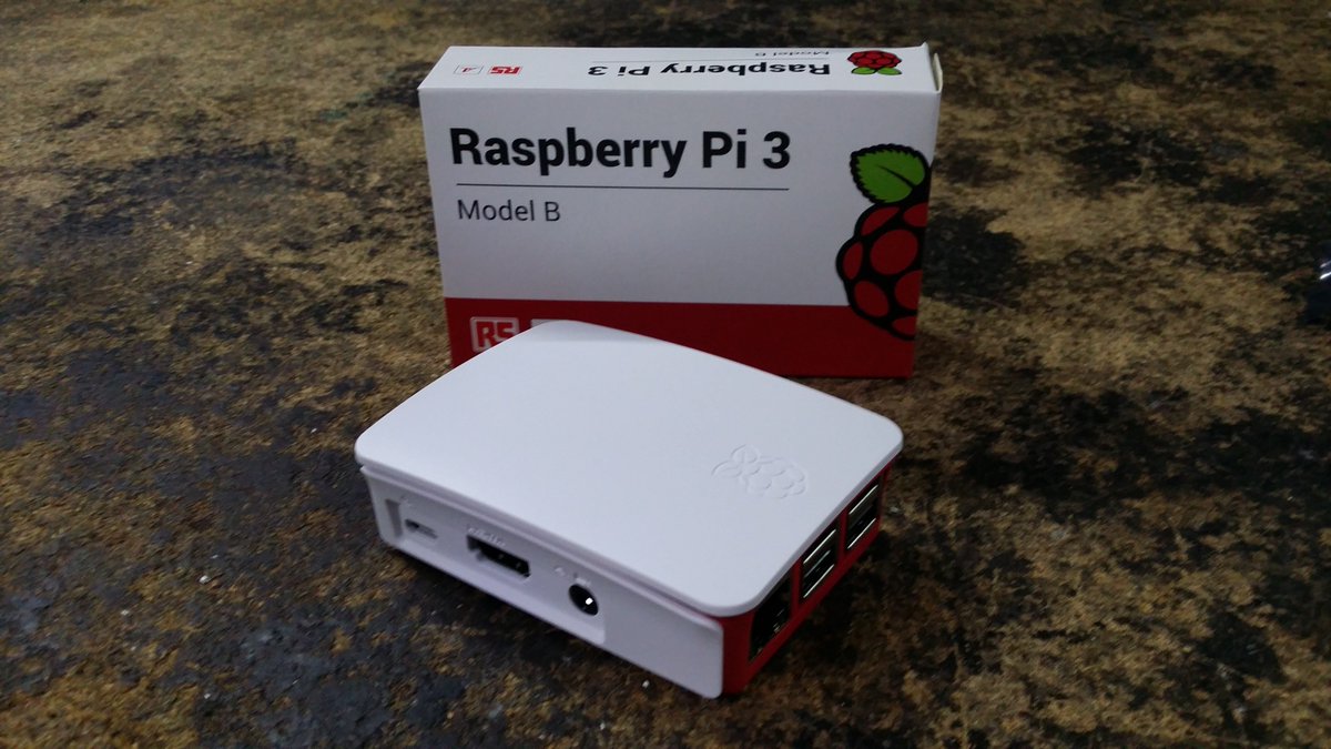 NetlabsTech's tweet photo. Montando una #RaspberryPi3 😛 https://t.co/jSK5vcJanl