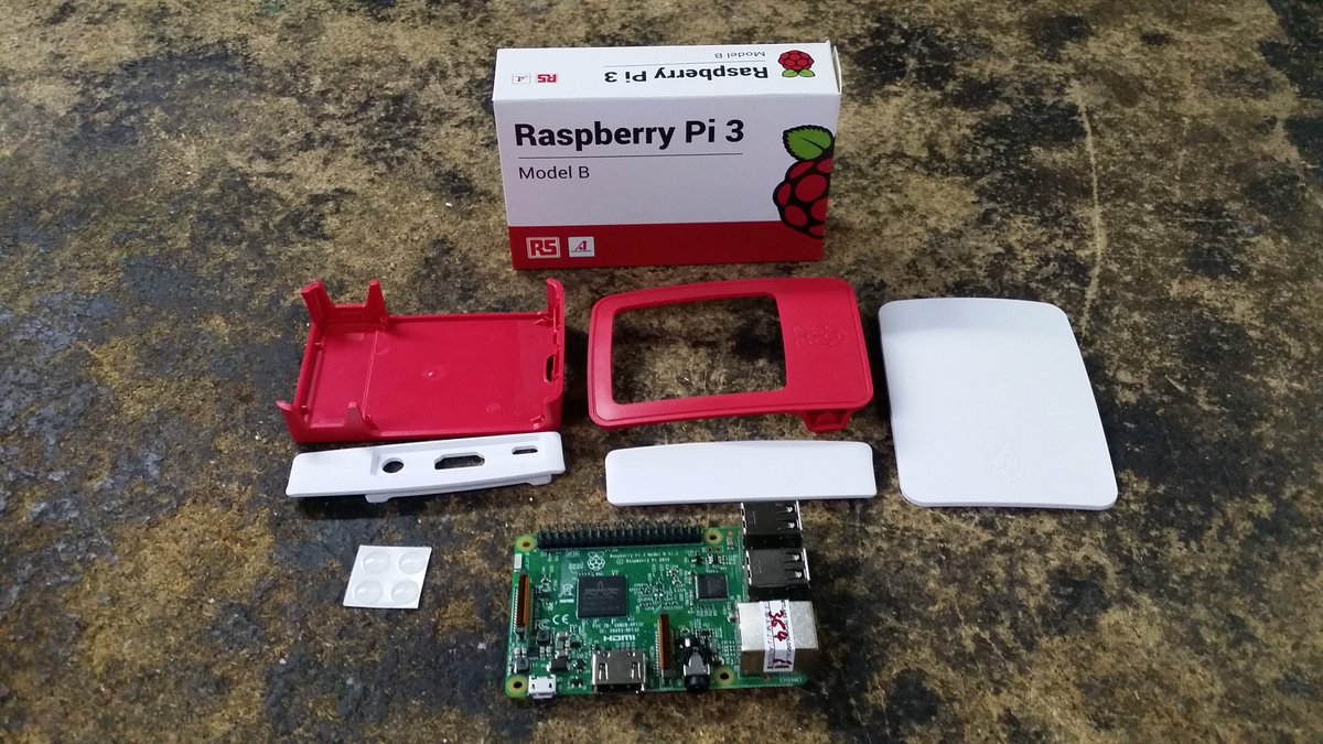 NetlabsTech's tweet photo. Montando una #RaspberryPi3 😛 https://t.co/jSK5vcJanl