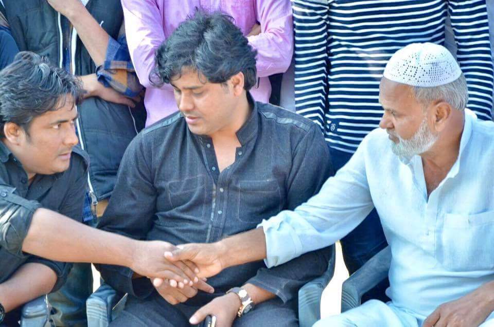 ShayarImran's tweet photo. शहीद सलमान और शहीद इरशाद के परिवार वालो के बहते हुए ऑंसुओं को अपने दामन में समेटने की एक छोटी सी कोशिश।
https://t.co/lc2o8oZP6A https://t.co/tNvn0eQAUf