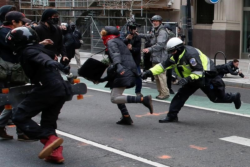 teleSURtv's tweet photo. #InaugurationDay | Manifestantes anti-Trump son reprimidos en Washington https://t.co/juqOEMY3vT https://t.co/IlE7BMk7ot