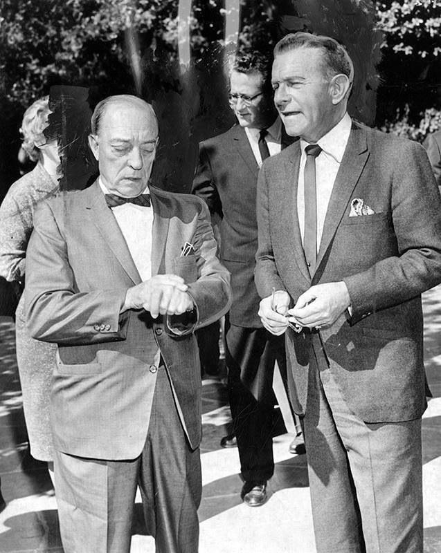 busterlove1895's tweet photo. Buster Keaton and #GeorgeBurn (born Jan 20, 1896). Here at the funeral of Chico Marx, 1961. #BusterLove🍀 #botd https://t.co/tk5fKH3itx