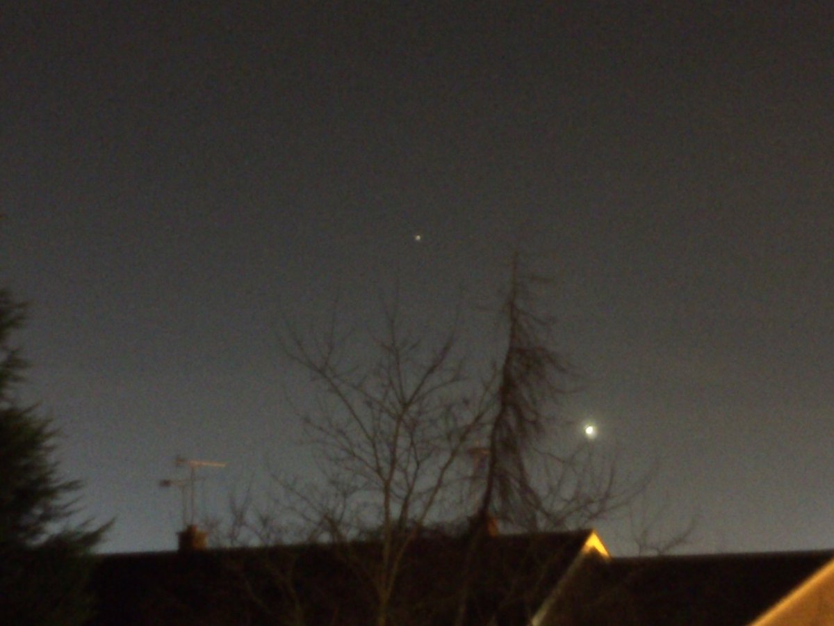 andy_stones's tweet photo. Decent night sky for a change, won't be seeing much more tonight 🍻 #venus #mars #orion https://t.co/Q8X7UbFNjq