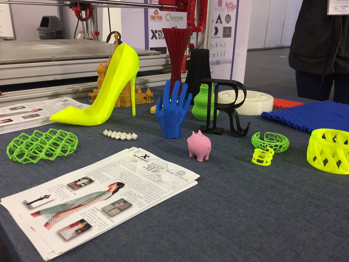 Intermoda's tweet photo. ¿Recuerdas el gif con la impresora 3D de @Monavax ? Este fue el zapato final. #Intermoda66 https://t.co/9NFIq8yBhO