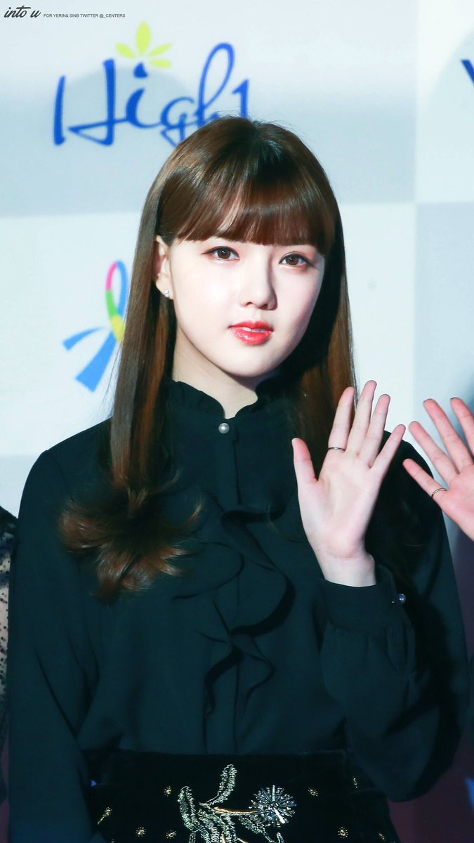 GFriendFrance's tweet photo. |19.01.17| GFRIEND @ 26th Seoul Music Awards 2017 Red Carpet https://t.co/HkYl7w0Gm7