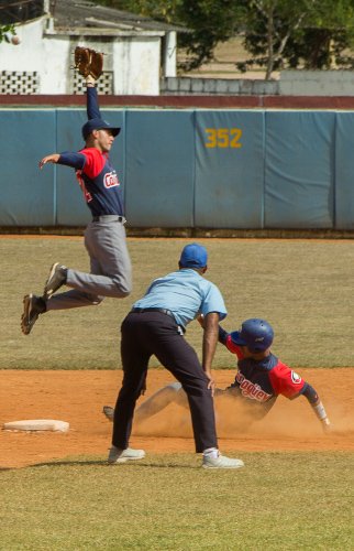 Cinco barridas matizaron este jueves la fecha inicial  de la etapa clasificatoria de la 41 Serie Provincial de Béisbol