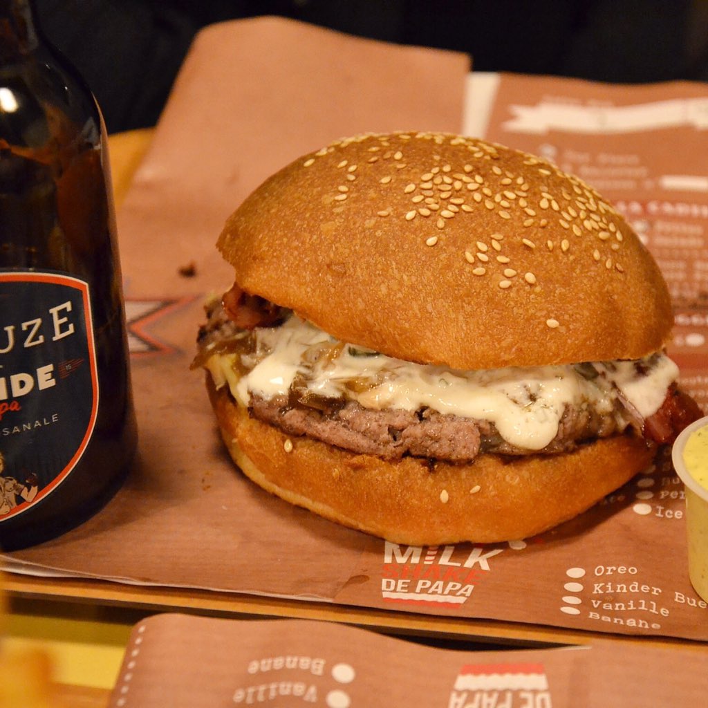 Maman a faim ! Ce soir, c'est papa qui régale ! Raclette ou Munster ?? #burger Très sympas les burgers de @BurgersPapa ! #yummy