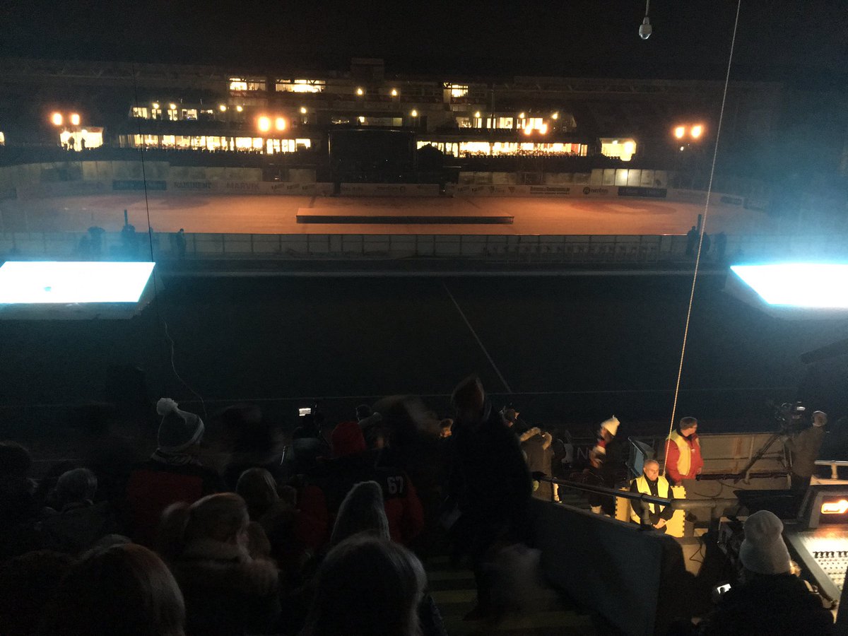Få minutter til Winter Classic uka smeller i gang. Tribunene er i ferd med å fylles opp. #winterclassicno